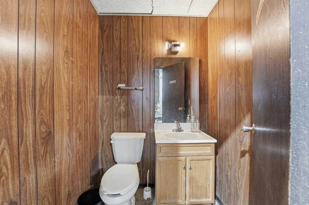 7611 49 Avenue Red Deer AB T4P 1M3