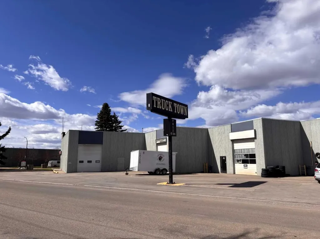 7611 49 Avenue Red Deer AB T4P 1M3