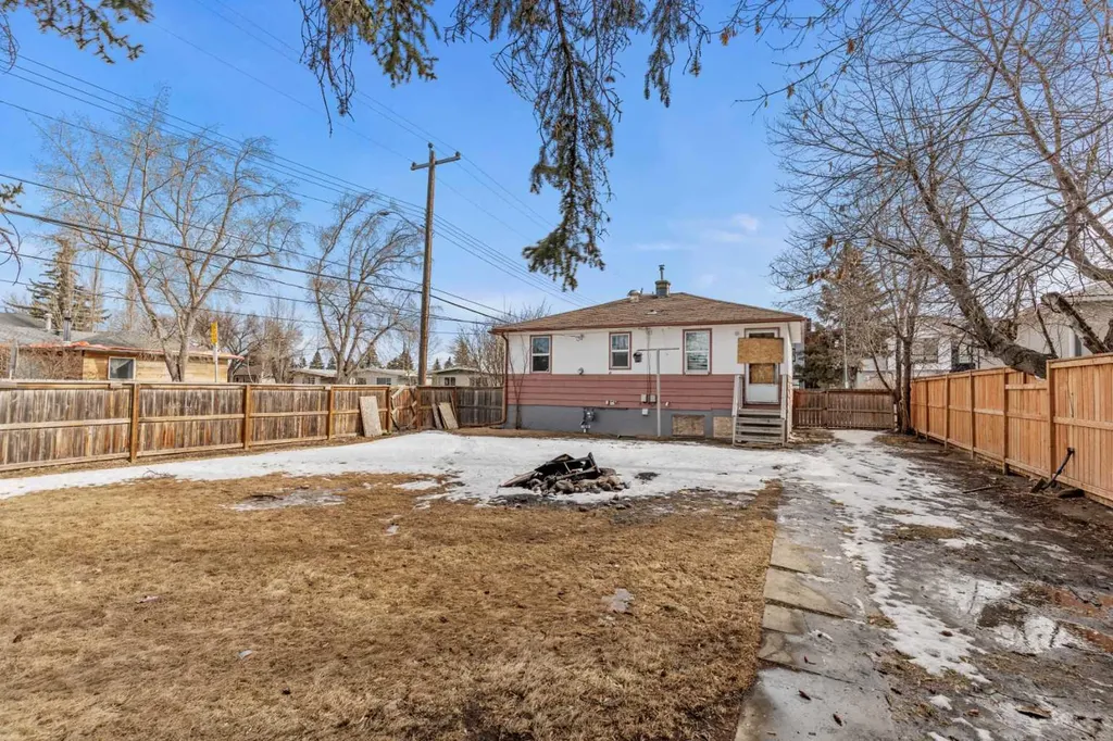 1403 43 Street SW Calgary AB T3E 0Y4