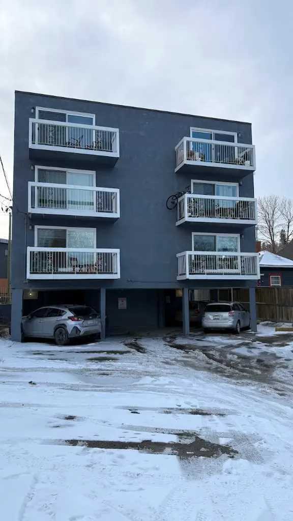 726 5a Street NW Calgary AB T2N 1R4