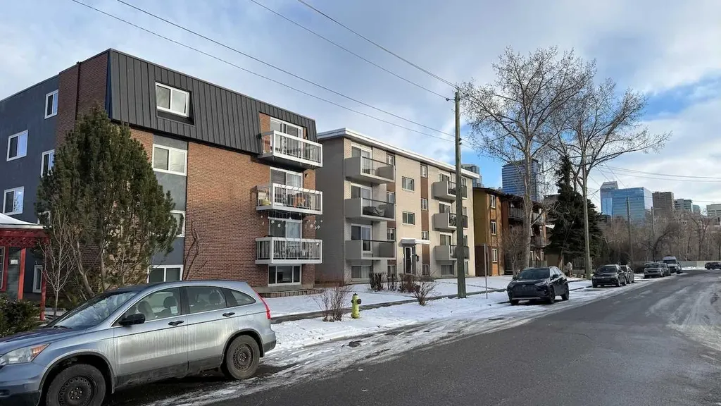 726 5a Street NW Calgary AB T2N 1R4