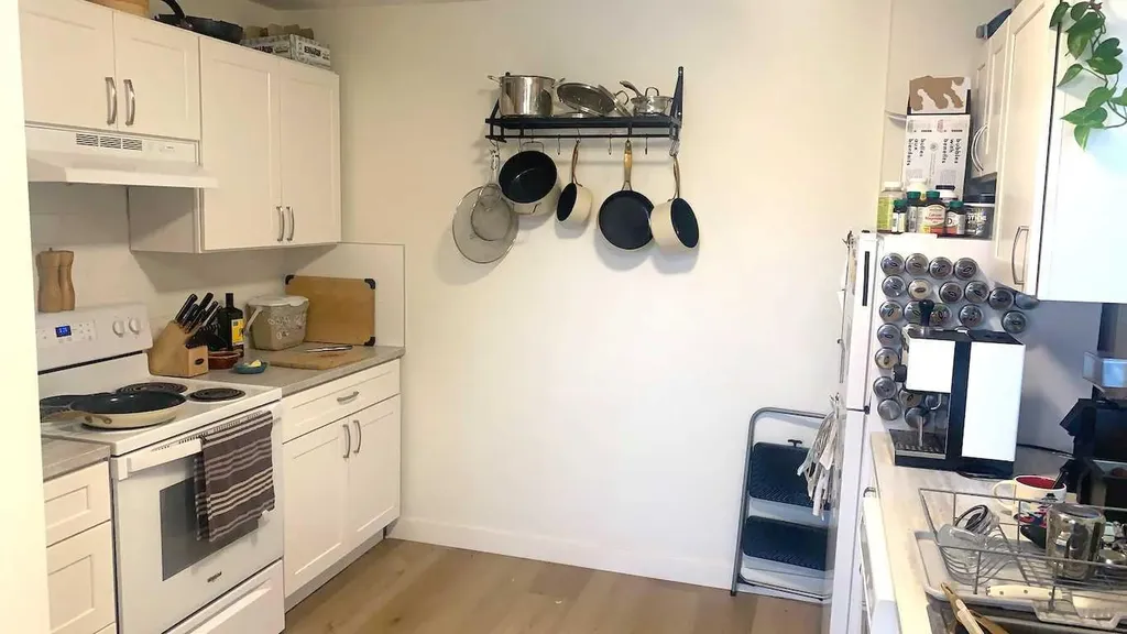 726 5a Street NW Calgary AB T2N 1R4