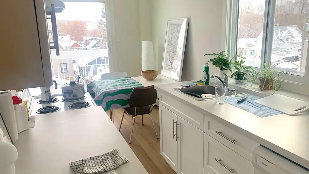 726 5a Street NW Calgary AB T2N 1R4