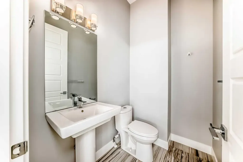 230 37 Street NW Calgary AB T2N 3B7