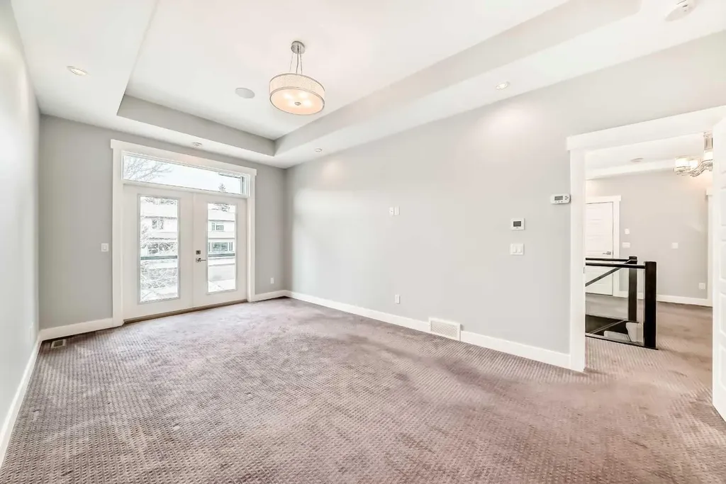 230 37 Street NW Calgary AB T2N 3B7