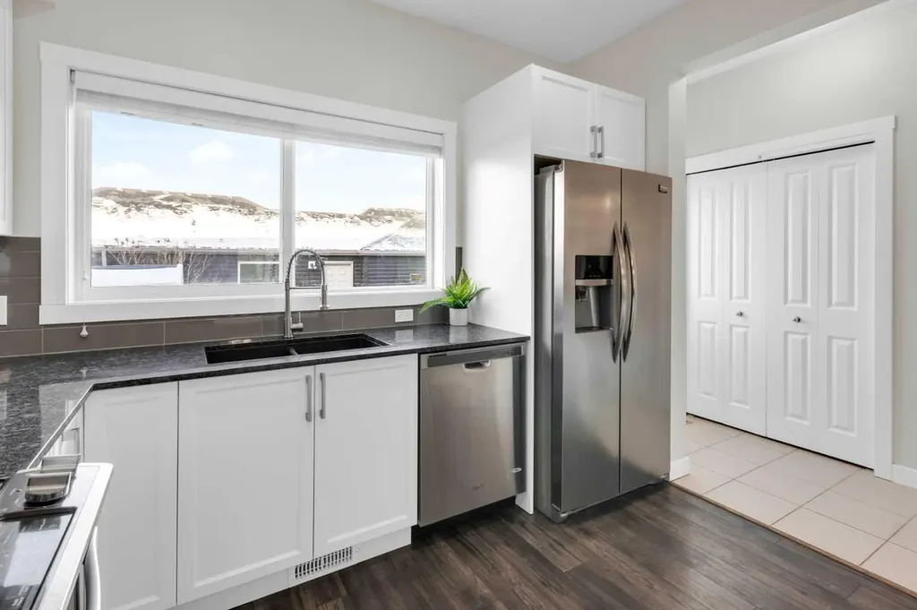 610 Hillcrest Road SW Airdrie AB T4B 4C8