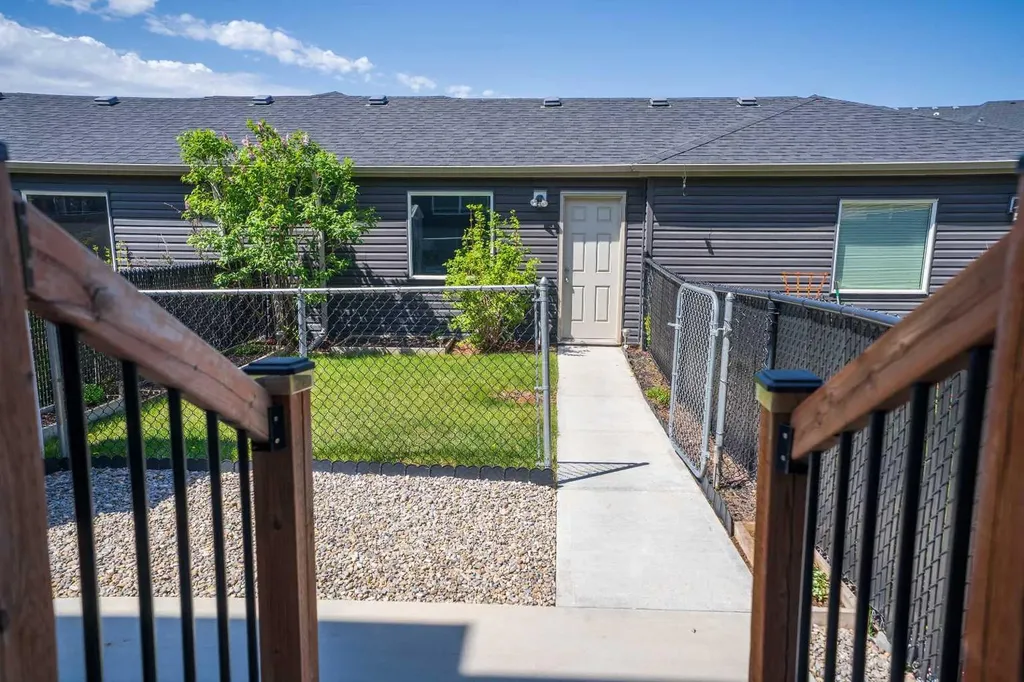 610 Hillcrest Road SW Airdrie AB T4B 4C8