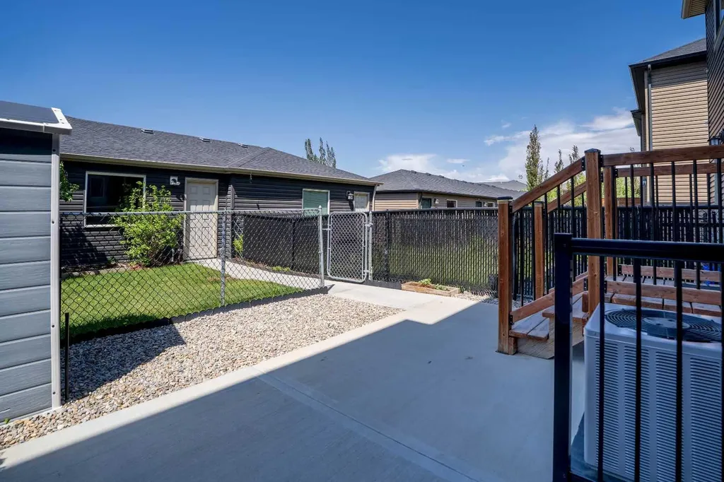 610 Hillcrest Road SW Airdrie AB T4B 4C8
