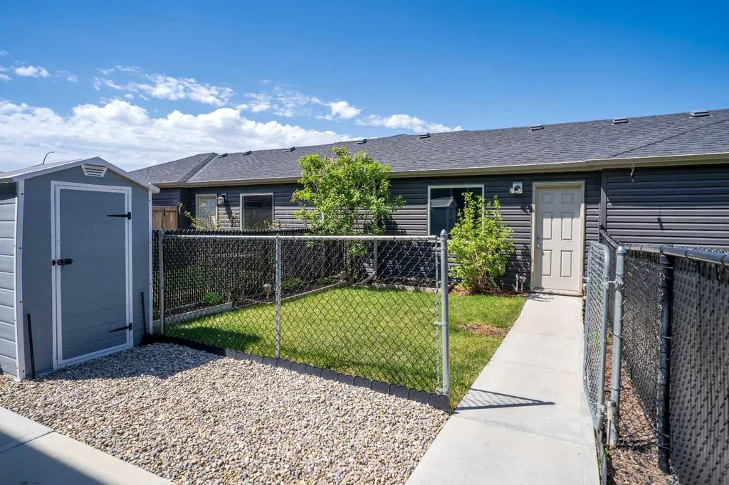 610 Hillcrest Road SW Airdrie AB T4B 4C8