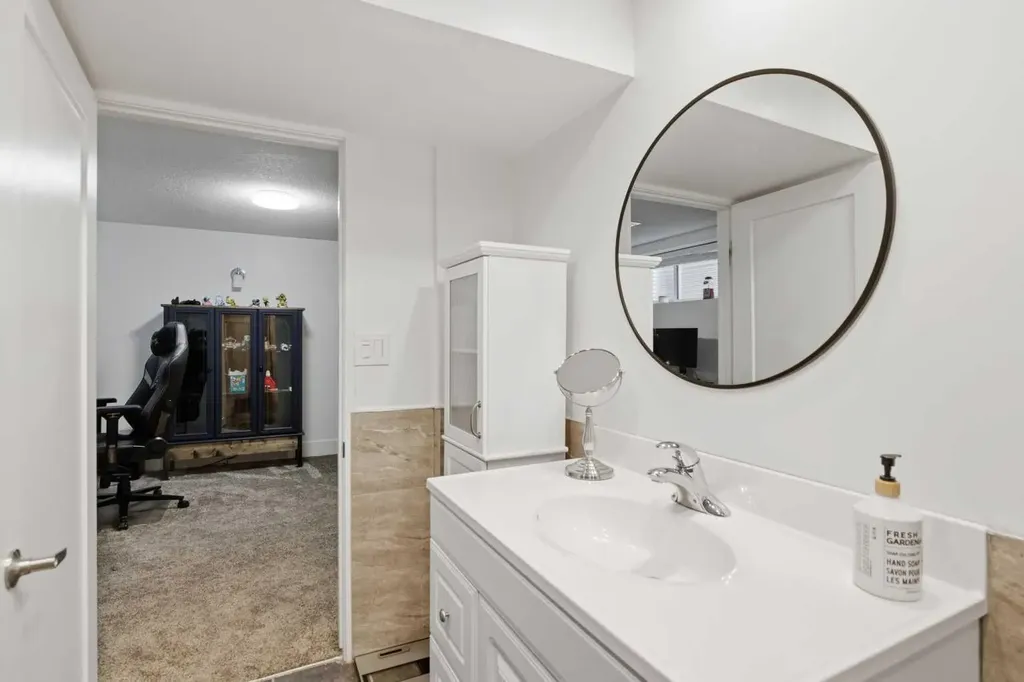 527 Athlone Road SE Calgary AB T2H 1V8