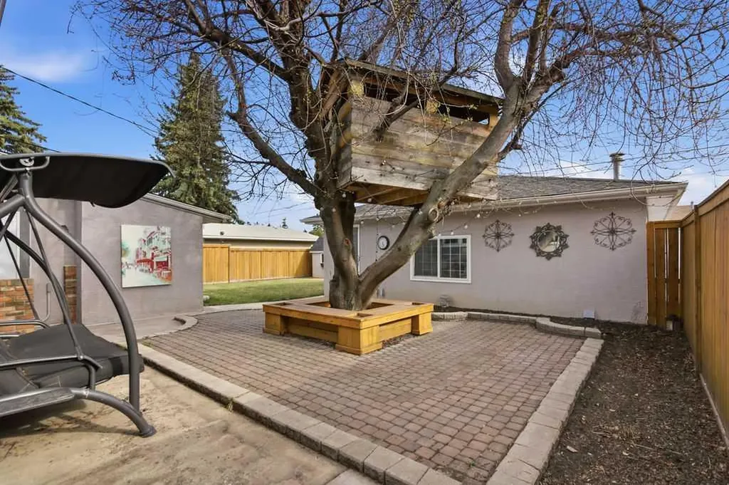 527 Athlone Road SE Calgary AB T2H 1V8