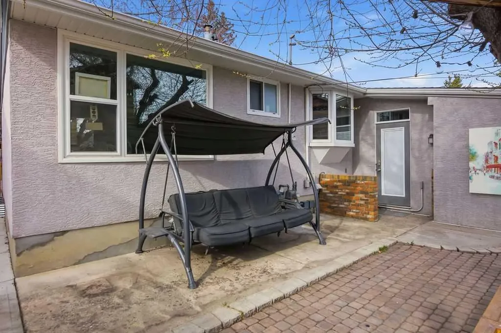 527 Athlone Road SE Calgary AB T2H 1V8