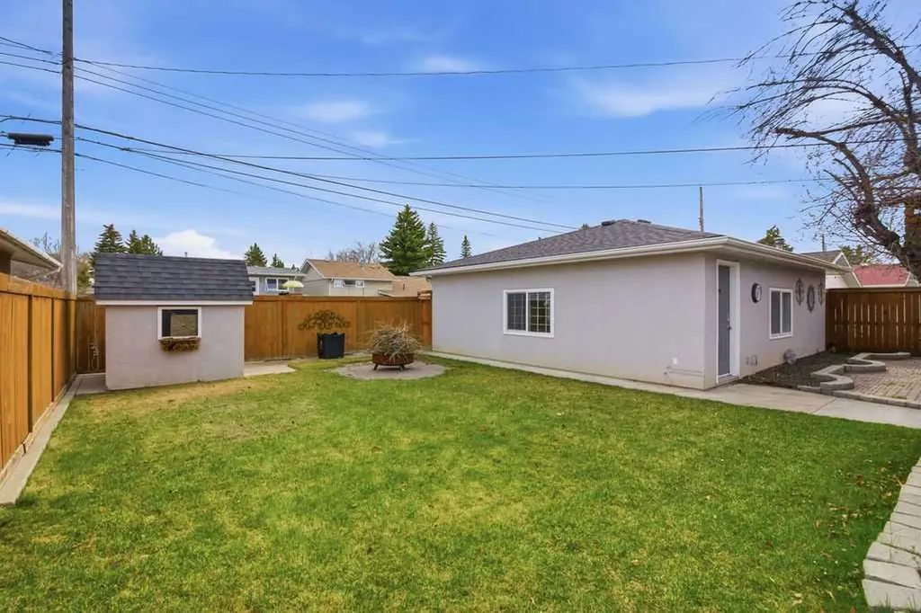 527 Athlone Road SE Calgary AB T2H 1V8