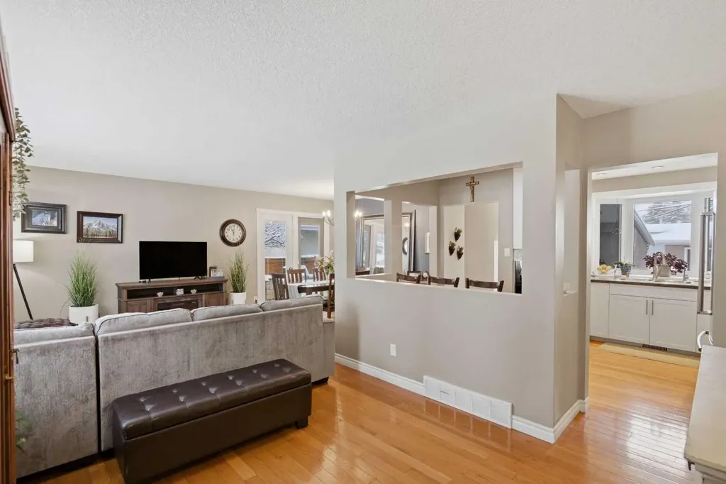 527 Athlone Road SE Calgary AB T2H 1V8