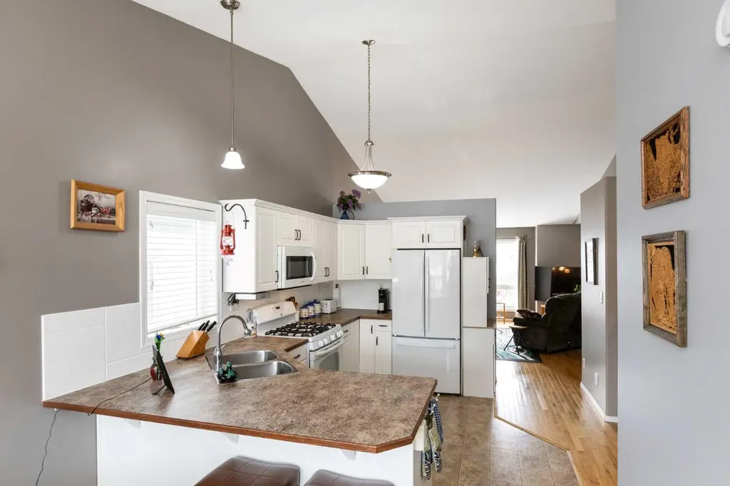 10 Hawthorne Way Penhold AB T0M1R0