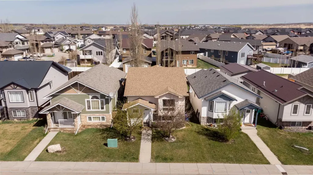 10 Hawthorne Way Penhold AB T0M1R0