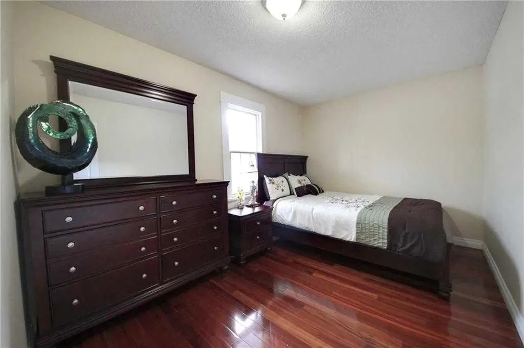919 1 Street NW Calgary AB T2M 2R9
