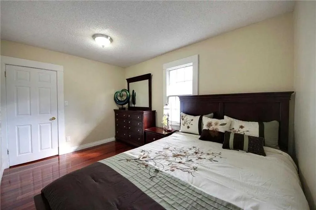 919 1 Street NW Calgary AB T2M 2R9