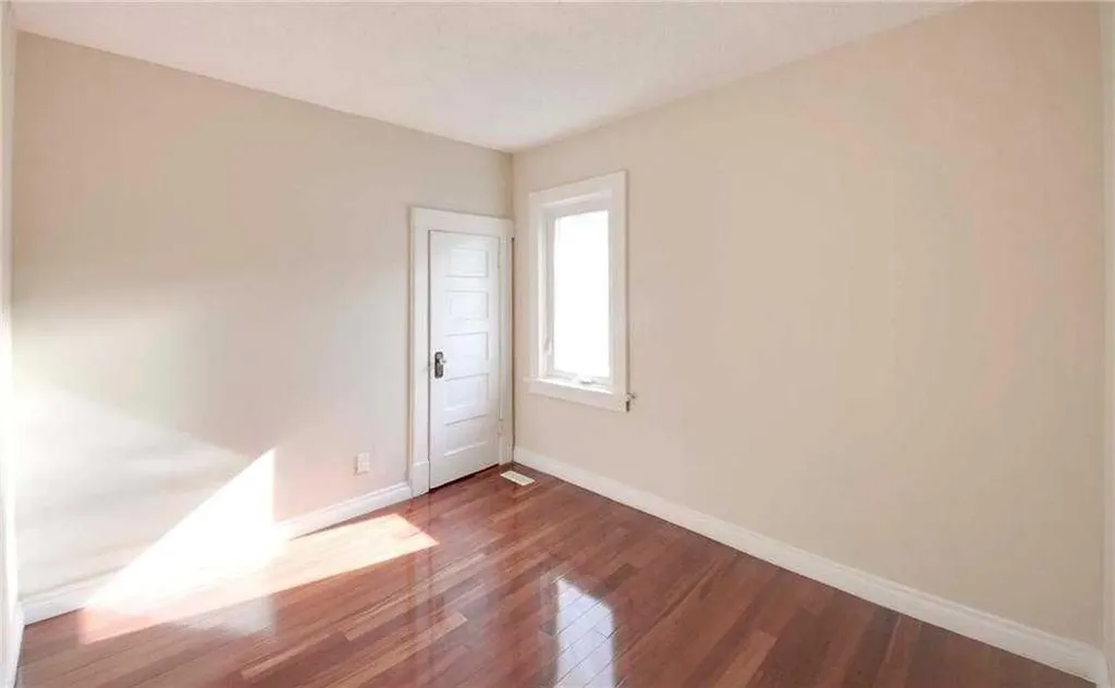919 1 Street NW Calgary AB T2M 2R9