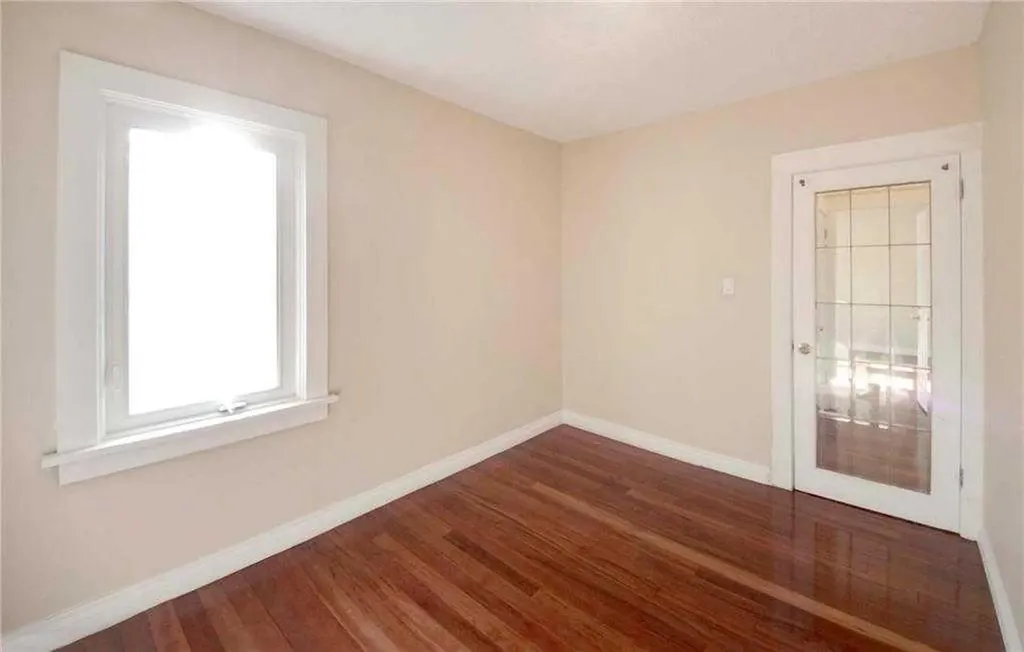 919 1 Street NW Calgary AB T2M 2R9