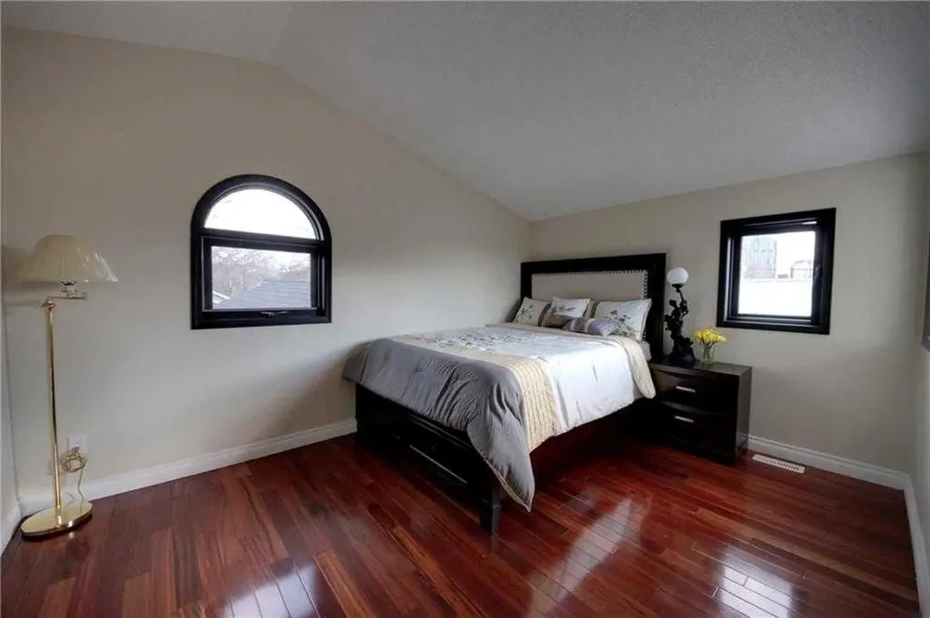 919 1 Street NW Calgary AB T2M 2R9