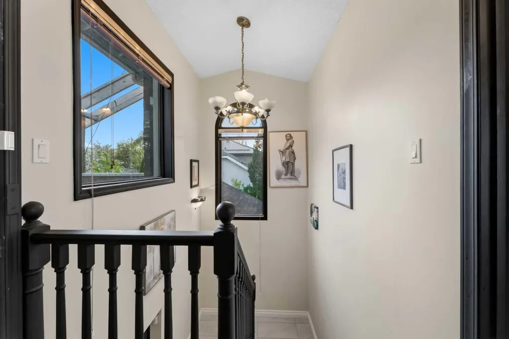 919 1 Street NW Calgary AB T2M 2R9
