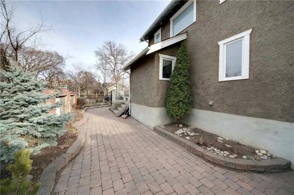 919 1 Street NW Calgary AB T2M 2R9