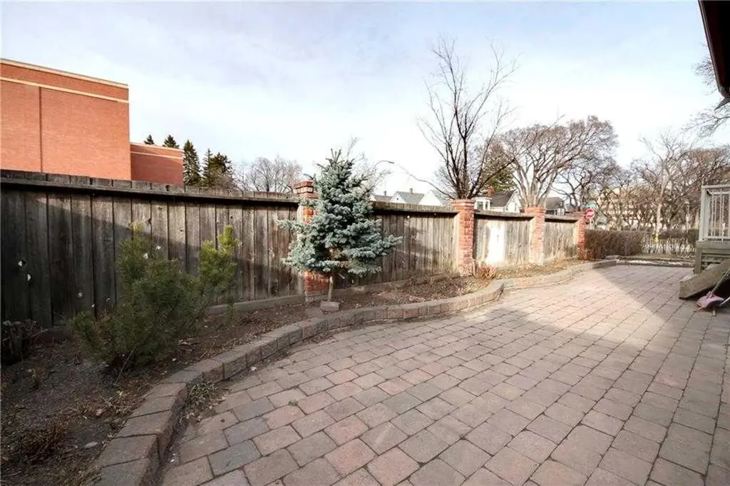 919 1 Street NW Calgary AB T2M 2R9