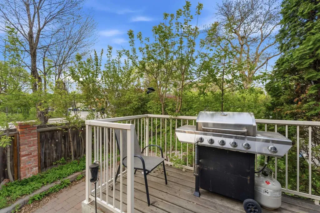 919 1 Street NW Calgary AB T2M 2R9