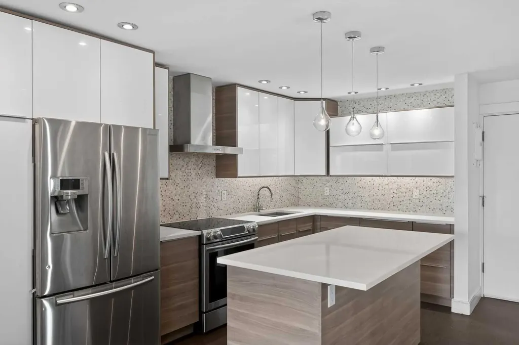 512 Cedar Crescent SW Calgary AB T3C 2Y8