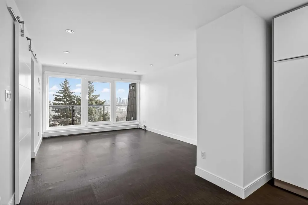 512 Cedar Crescent SW Calgary AB T3C 2Y8