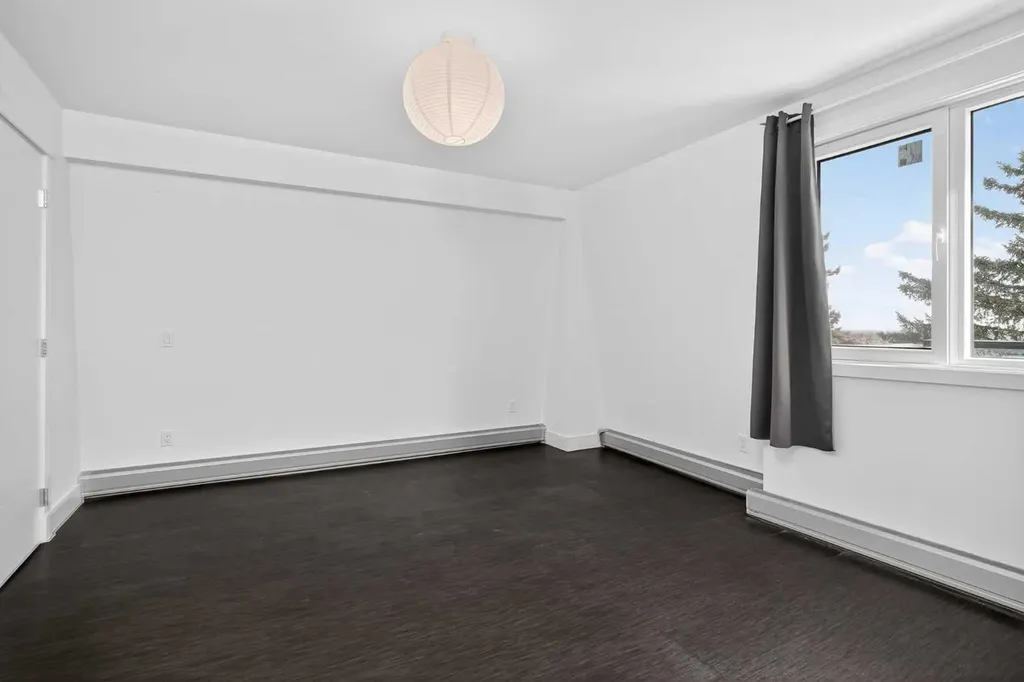 512 Cedar Crescent SW Calgary AB T3C 2Y8
