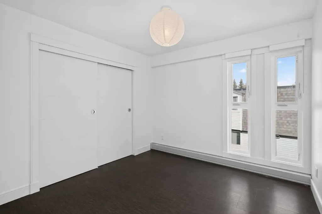 512 Cedar Crescent SW Calgary AB T3C 2Y8