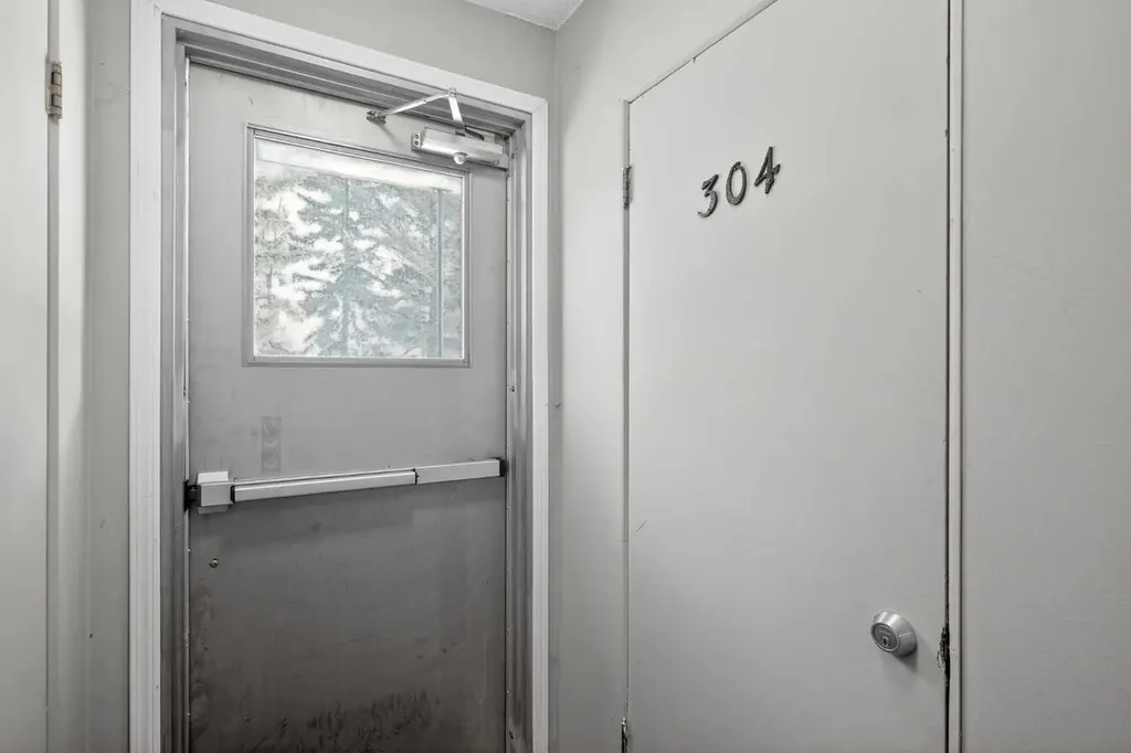 512 Cedar Crescent SW Calgary AB T3C 2Y8