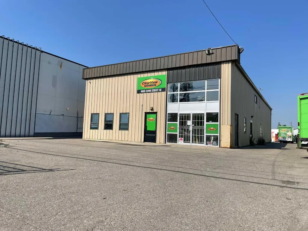 4805 32 Street SE Calgary AB t2b2x3