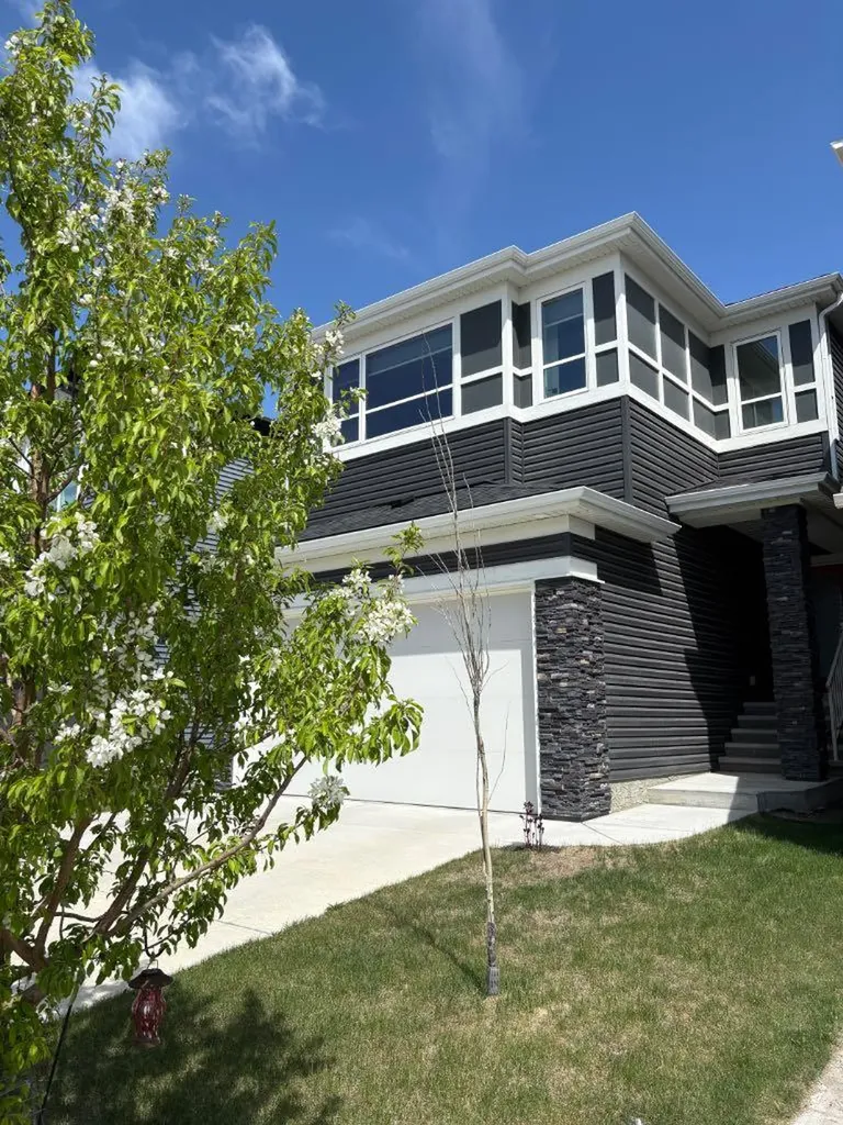 98 Lucas Crescent NW Calgary AB T3G 3M9