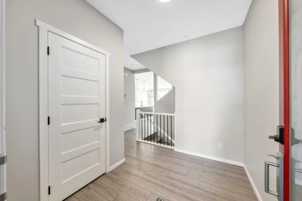 98 Lucas Crescent NW Calgary AB T3G 3M9