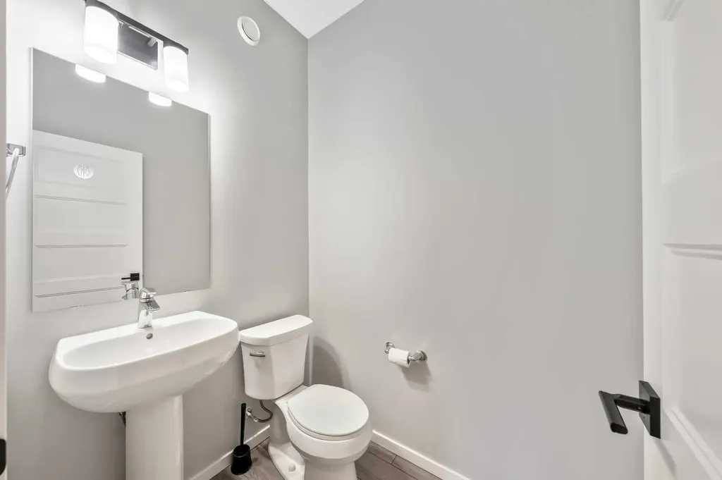 98 Lucas Crescent NW Calgary AB T3G 3M9