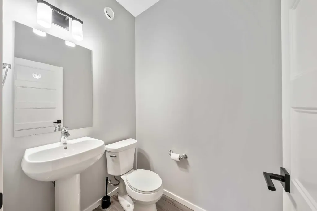 98 Lucas Crescent NW Calgary AB T3G 3M9