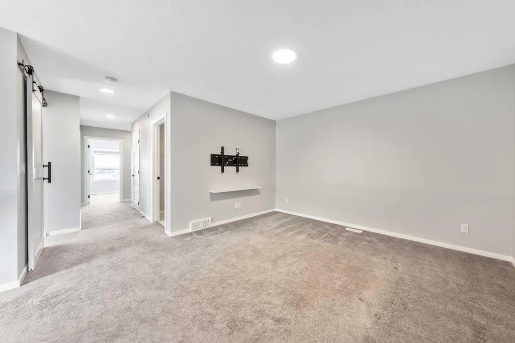 98 Lucas Crescent NW Calgary AB T3G 3M9