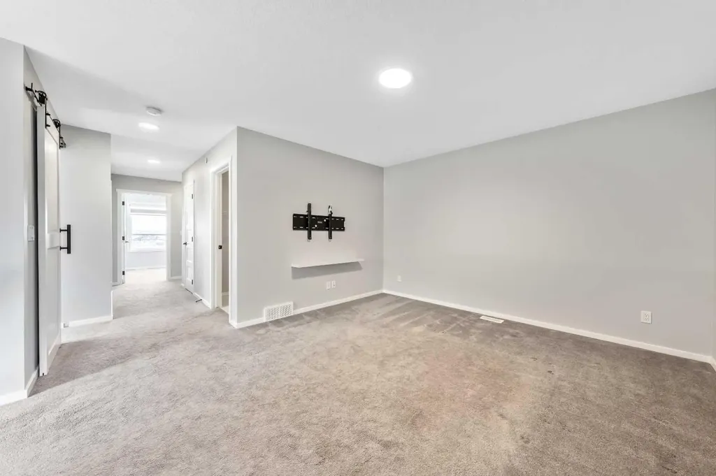 98 Lucas Crescent NW Calgary AB T3G 3M9