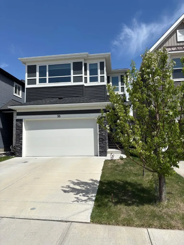98 Lucas Crescent NW Calgary AB T3G 3M9