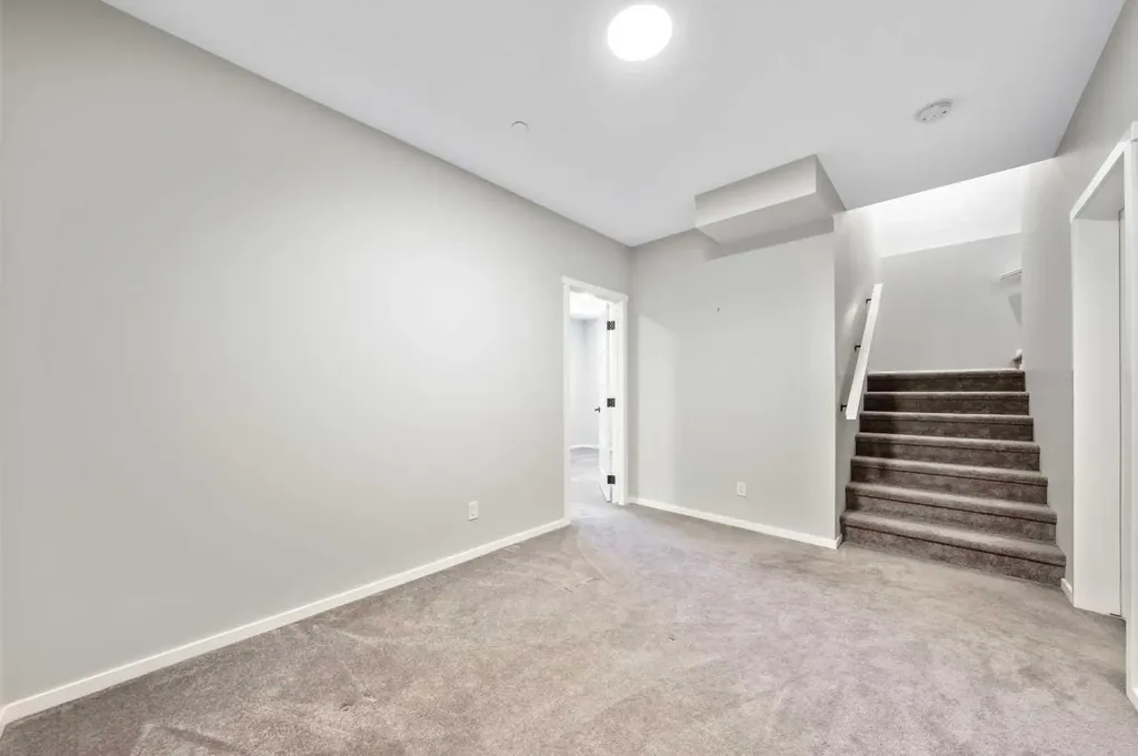 98 Lucas Crescent NW Calgary AB T3G 3M9