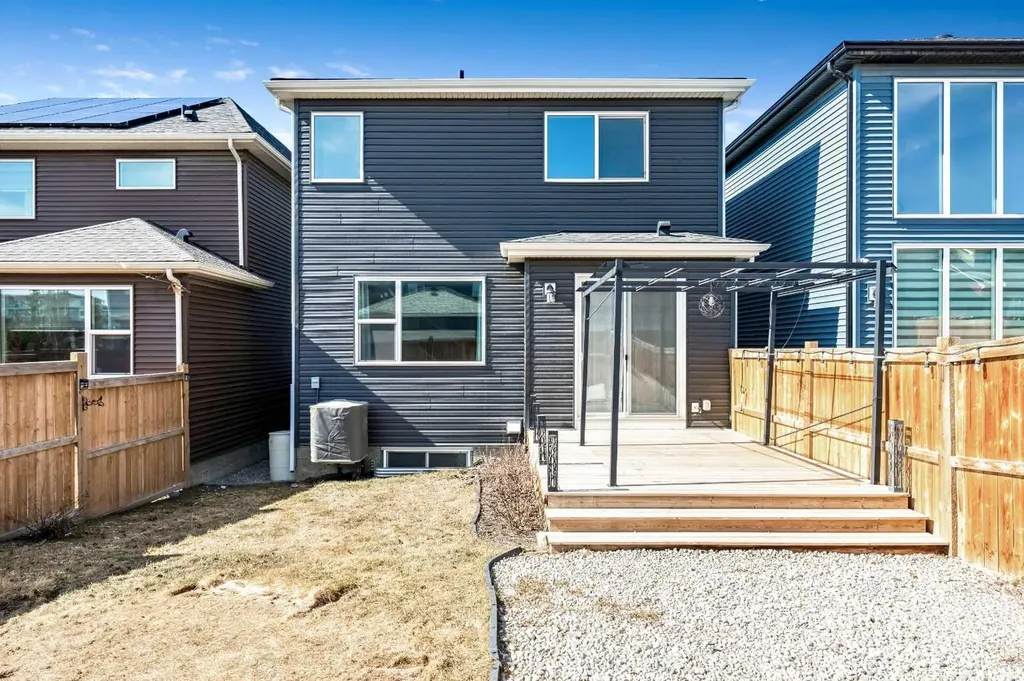 98 Lucas Crescent NW Calgary AB T3G 3M9