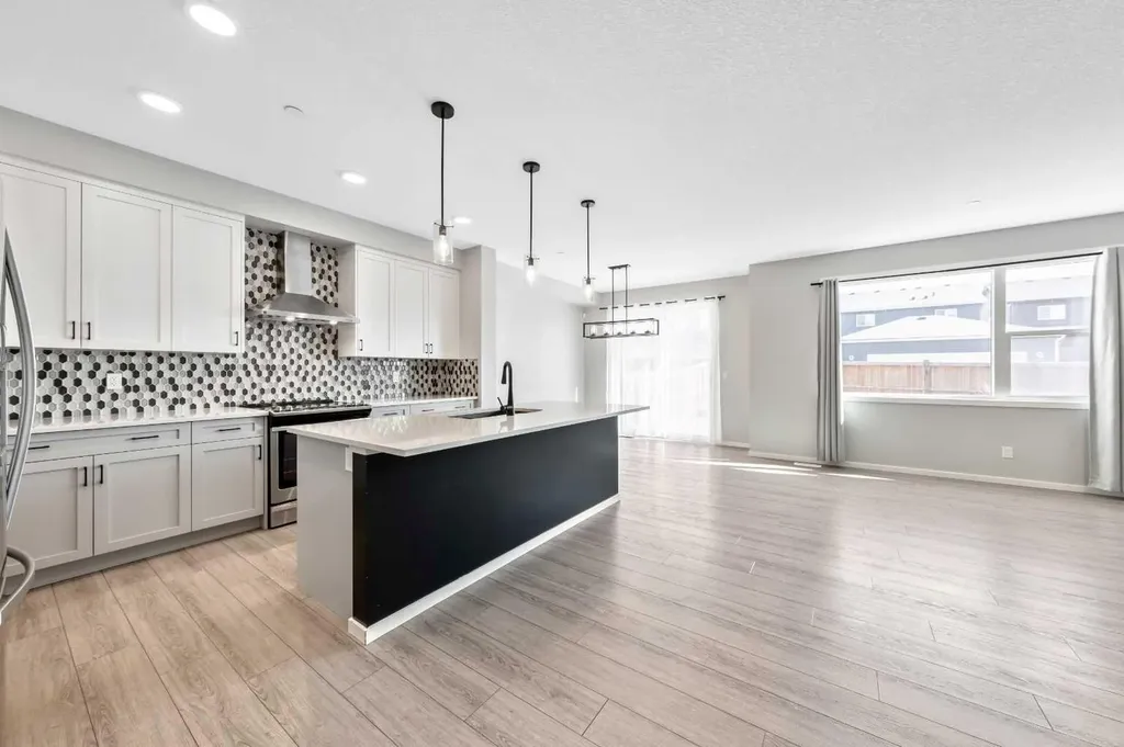 98 Lucas Crescent NW Calgary AB T3G 3M9