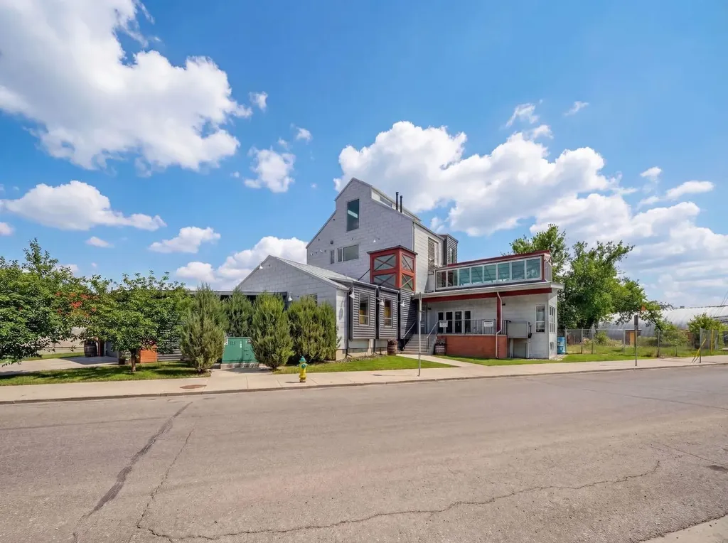 1015 11 Street SE Calgary AB T2G 3E9