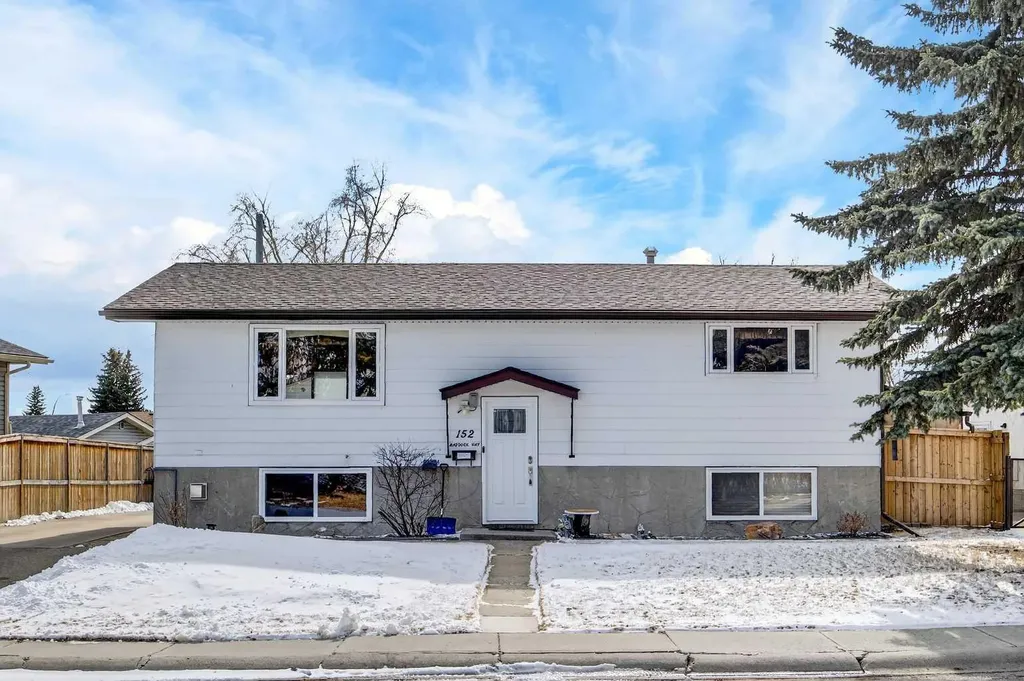 152 Maddock Way NE Calgary AB T2A3X3