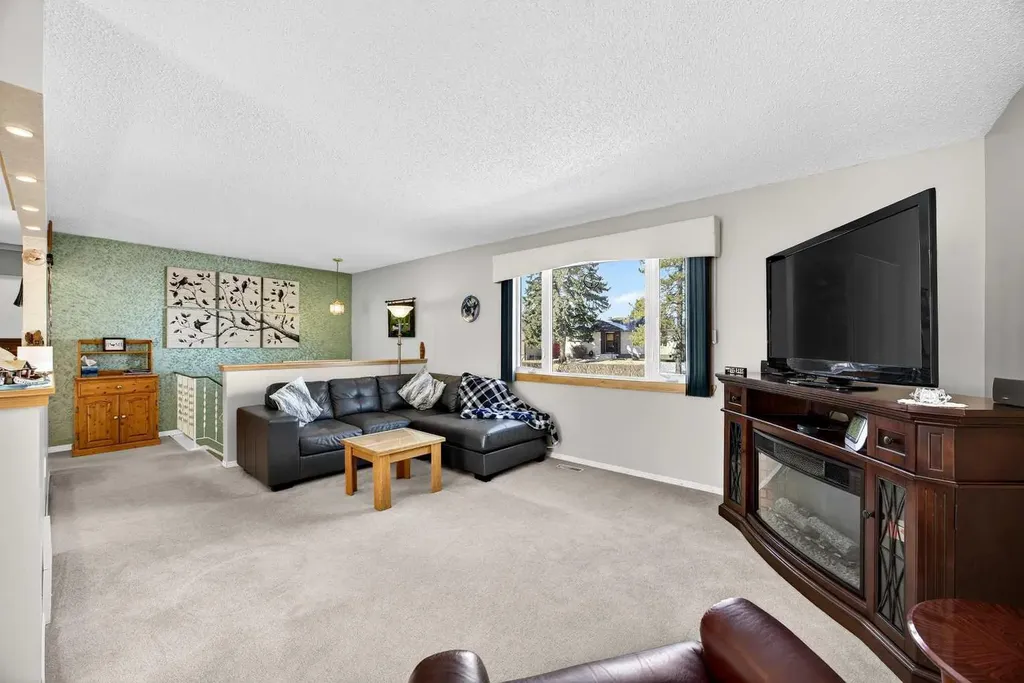 152 Maddock Way NE Calgary AB T2A3X3