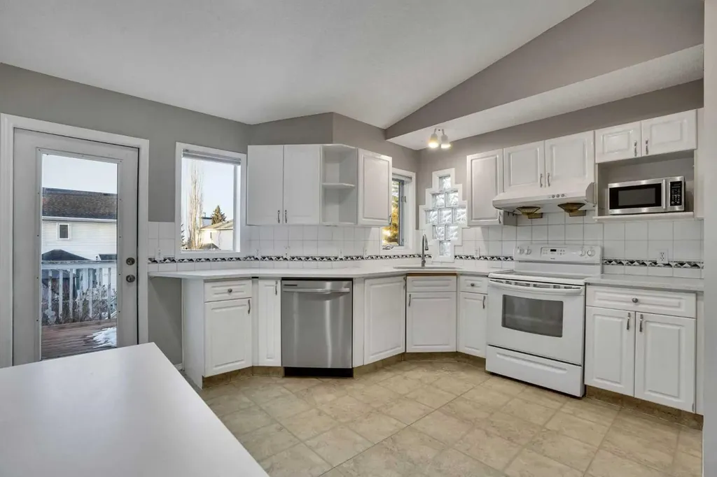 170 Citadel Gardens NW Calgary AB t3g 3x6