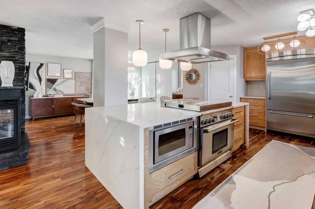 38 Lissington Drive SW Calgary AB T3E 5E1